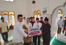Safari Ramadhan di Singgang Bulan, Bupati Natuna Salurkan Bantuan Sosial ke Warga