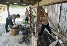 Personel Polsek Midai Gotong Royong Bersihkan Saluran Air