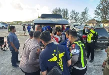 Personel Polres Natuna Bantu Evakuasi Ibu dan Bayi Caesar