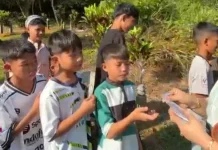 Tradisi Bagi-Bagi THR di Area Makam Pulau Tiga