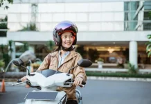 Tips Aman Naik Motor Jarak Jauh saat Hamil