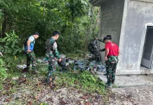Prajurit Batalyon Komposit 1/Gardapati Bersihkan Taman Wisata Alam Gunung Ranai