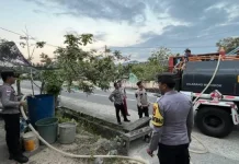 Kemarau Panjang, Polres Natuna Salurkan Air Bersih Kepada Warga