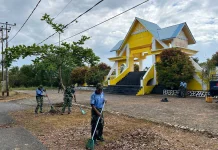 Personel Lanud RSA Bersihkan TMP Ranai jelang HUT ke-80 TNI AU