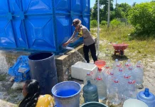 Polres Natuna Distribusikan Air Bersih untuk Warga Kampung Nelayan Puak