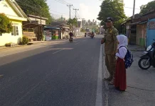Satpol PP Tertibkan Lalu Lintas di Depan Sekolah saat Jam Masuk