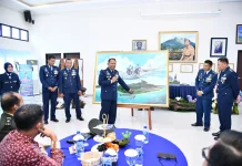 Momen HUT ke-80 TNI AU, Danlanud RSA Serahkan Lukisan Natuna Bernuansa Dirgantara