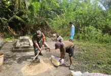 Babinsa Kadur Bantu Perbaiki Makam