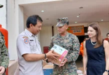 AS Serahkan Bantuan Puluhan Ribu Dolar ke Natuna