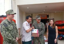 Konsul Amerika Serikat kunjungi natuna, serahkan bantuan medis dan pendidikan