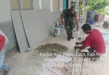 Babinsa Kadur Bantu Bangun Rumah
