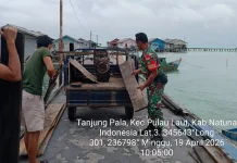 Babinsa Koramil 08/Pulau Laut Bantu Warga di Pelabuhan