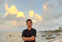 Momen Pemuda Natuna menikamti Senja di Pendopo Lawas