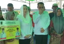 Bupati Natuna Cen Sui Lan Serahkan Bantuan Kepada Petani Korban Karhutla di Batubi