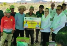 Bupati Natuna Serahkan Bantuan kepada Petani Korban Karhutla
