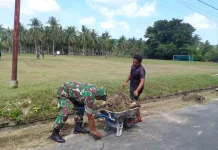 Babinsa Bantu Bersihkan Lapangan