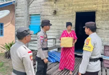 Polsek Pulau Laut Bagikan 10 Paket Bantuan Sosial