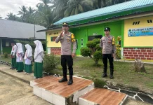 Bhabinkamtibmas Polsek Midai Edukasi Pelajar melalui Program Police Go To School