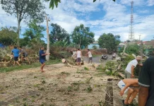 Warga Dusun I Air Jampung Gotong Royong Evakuasi Pohon Tumbang