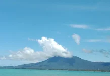 Menikmati Pemandangan Gunung Ranai dari Pantai Sujung