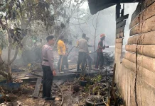 Polres Natuna Bantu Padamkan Kebakaran Kontrakan di Padang Kurak