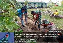 Babinsa Bantu Perbaikan Jalan Warga