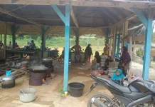 Warga Batubi Jaya Gotong Royong saat Qurban