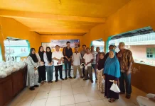Kejari Natuna Bagikan 137 Paket Daging Kurban ke Desa Pian-Tengah