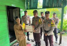 Penyaluran Bansos Jum'at Berkah Polsek Bunguran Barat