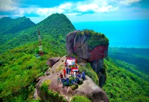 Lanud RSA dan Basarnas Bawa Garuda Pancasila ke Puncak Gunung Ranai