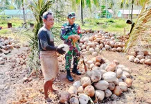 Babinsa Air Payang Pererat Silaturahmi Warga Petani Kelapa