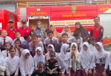 Damkar Natuna Meriahkan Kelulusan SD 001 Tanjung