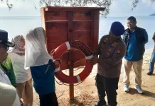 Polres Natuna Serahkan Bantuan Life Buoy di Pantai Piwang Peringati HUT Bhayangka
