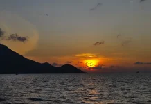 Keindahan Sunset di tengah Laut Pulau Tiga Tanjung Kumbik