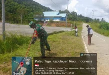 Babinsa dan Staf Kecamatan Pulau Tiga Goro Bersihkan Jalan
