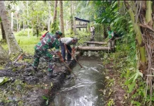 Babinsa Sabang Barat Bersama Warga Goro Bersihkan Parit
