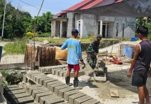 Babinsa Serasan Dampingi Pembuatan Batako KDKMP Desa Tanjung Setelung