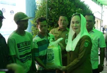 Pemkab Natuna Salurkan Lebih dari Satu Ton Beras  untuk Warga  Batubi