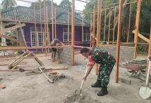 Pererat Kemanunggalan TNI dengan Rakyat, Babinsa Bantu Warga