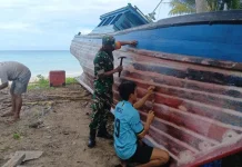 Babinsa Komsos Bersama Warga “Tukang” Perbaikan Pompong