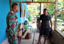 Babinsa  Beri Motivasi Pekerja Pembangunan Kedai UMKM