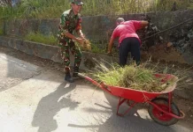 Babinsa Kampung Hilir Bantu Warga Bersihkan Pekarangan