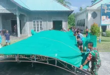 Babinsa Kadur Bantu Warga Dirikan Tenda