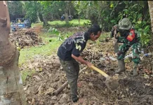 Babinsa Serka Hendry Bantu Petani Siapkan Sumber Air Perkebunan
