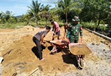 Babinsa Awasi Pembangunan KDKMP dan Bantu Pekerja di Lapangan