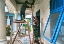 Babinsa Kadur Bantu Renovasi Perpustakaan Desa