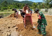 Babinsa Serasan Timur Bantu Penimbunan Lokasi KDKMP