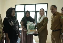 Bupati Natuna Tinjau Selaut, Salurkan Bantuan Beras dan Gelar Pangan Murah