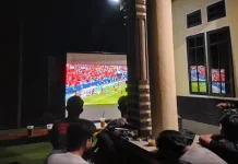Babinsa Serasan Gelar Nobar Piala Dunia 2026 Bersama Warga