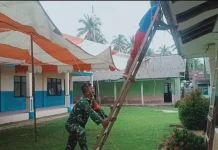 Bersama Warga, Babinsa Selaut Kompak  Bongkar Tenda